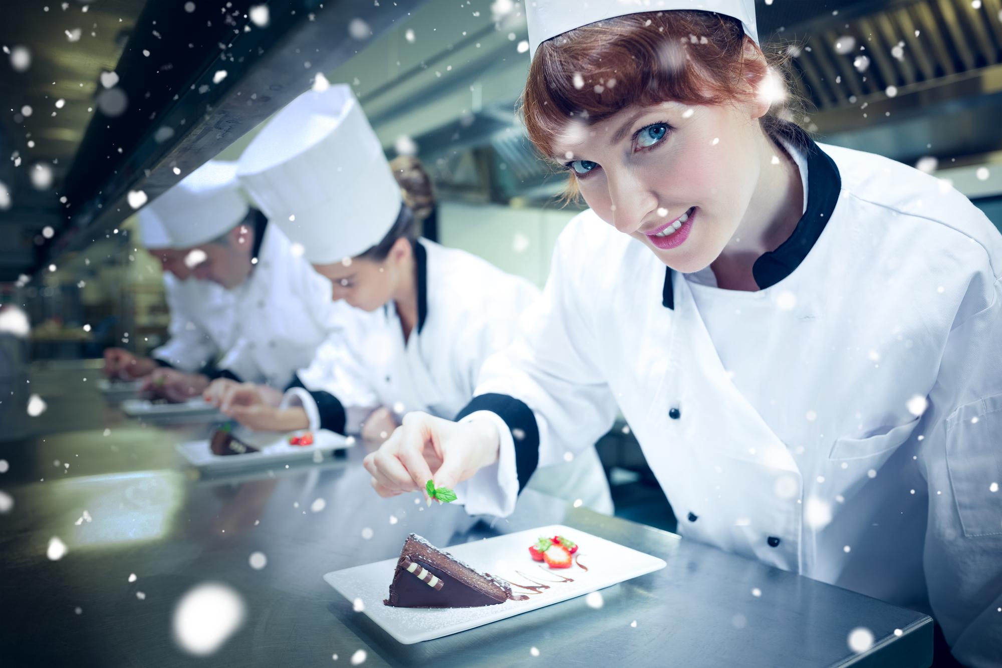 zespół przygotowujący dania w laboratoryjnym studiu kulinarnym